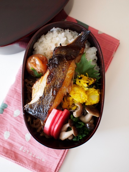 細田漆工所】駿河漆器の螺鈿入り小判型弁当箱。 | 28平米の1K食堂。