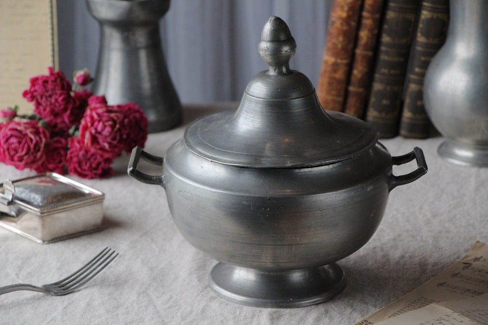 存在感いっぱいのエタン製スーピエール フランスアンティークキッチン