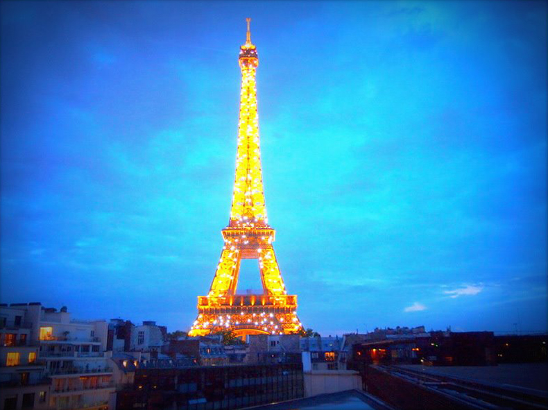 エッフェル塔、下から見るか? 横から見るか? | CheRish Brun.