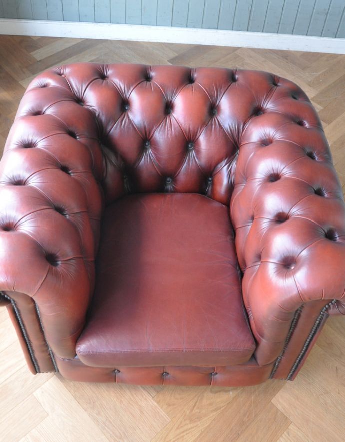 革張りのアンティークソファ、ワインレッドが素敵なウィングバック