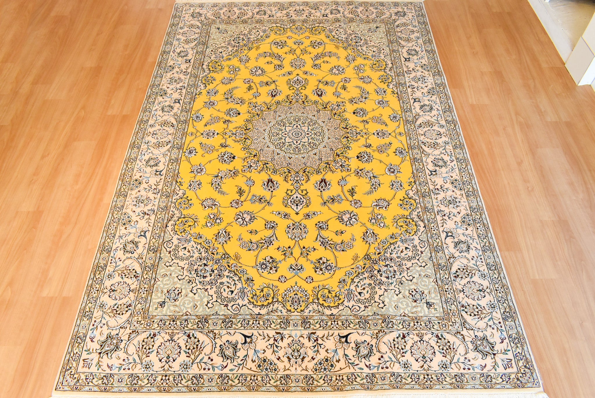 ペルシャ絨毯 イラン ナイン産リビングサイズ 201×309