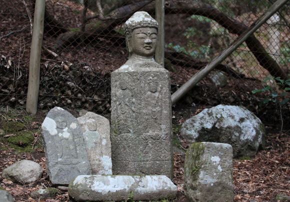 洞（ほら）の仏頭石