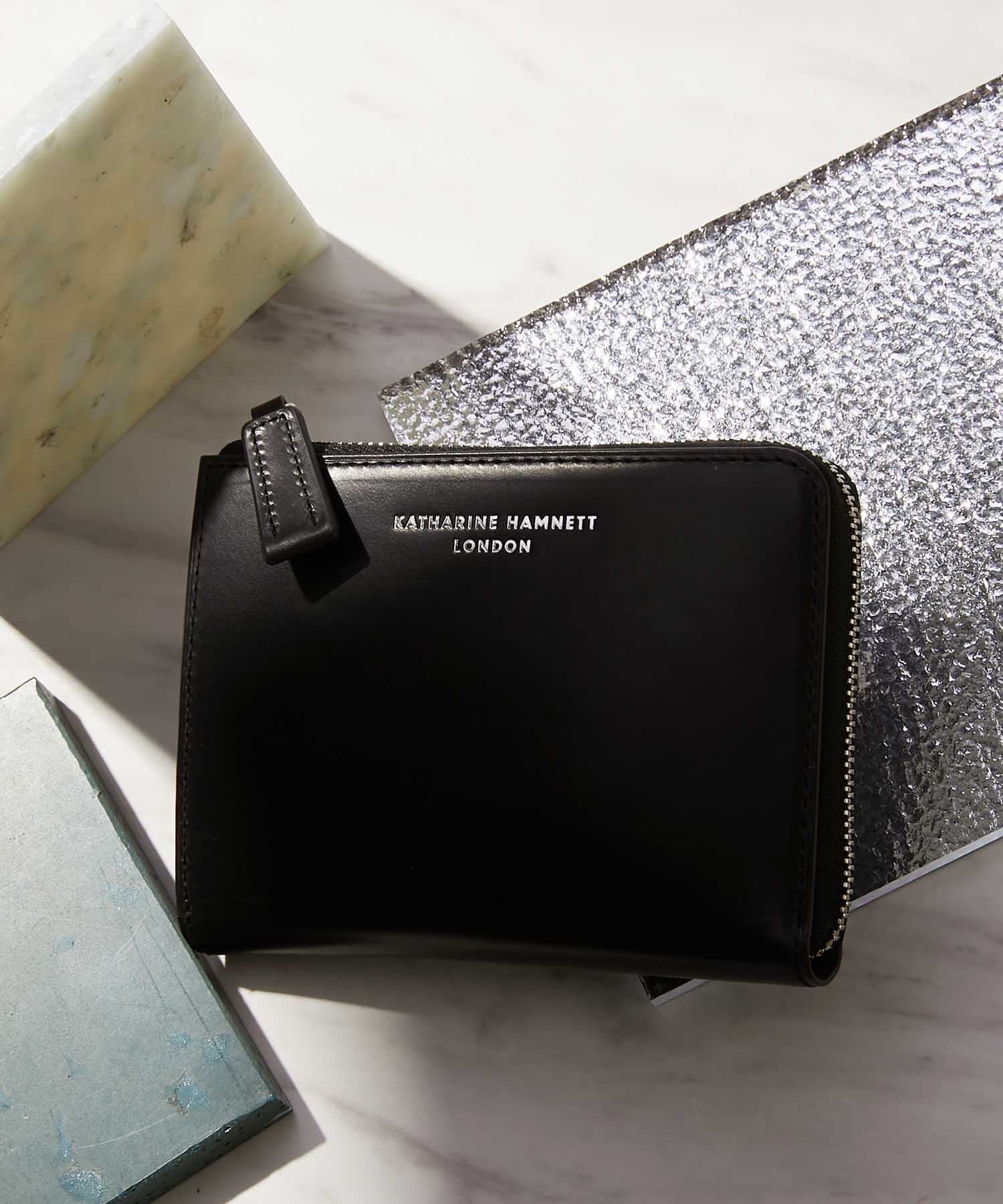 MEN＞ CALF L字ファスナー コンパクトウォレット – KATHARINE HAMNETT