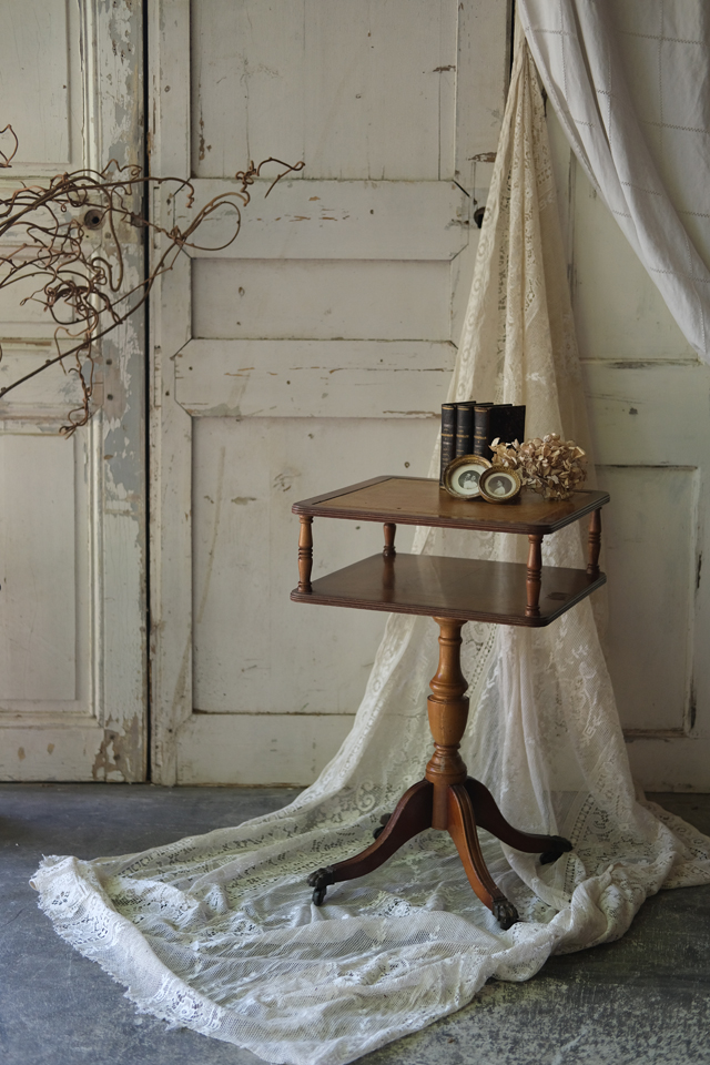 E5 フランス アンティーク レザートップのキャスター付きサイドテーブル
