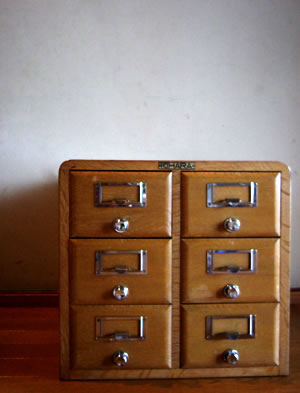 アンティークな小引き出し 図書カードケース6杯