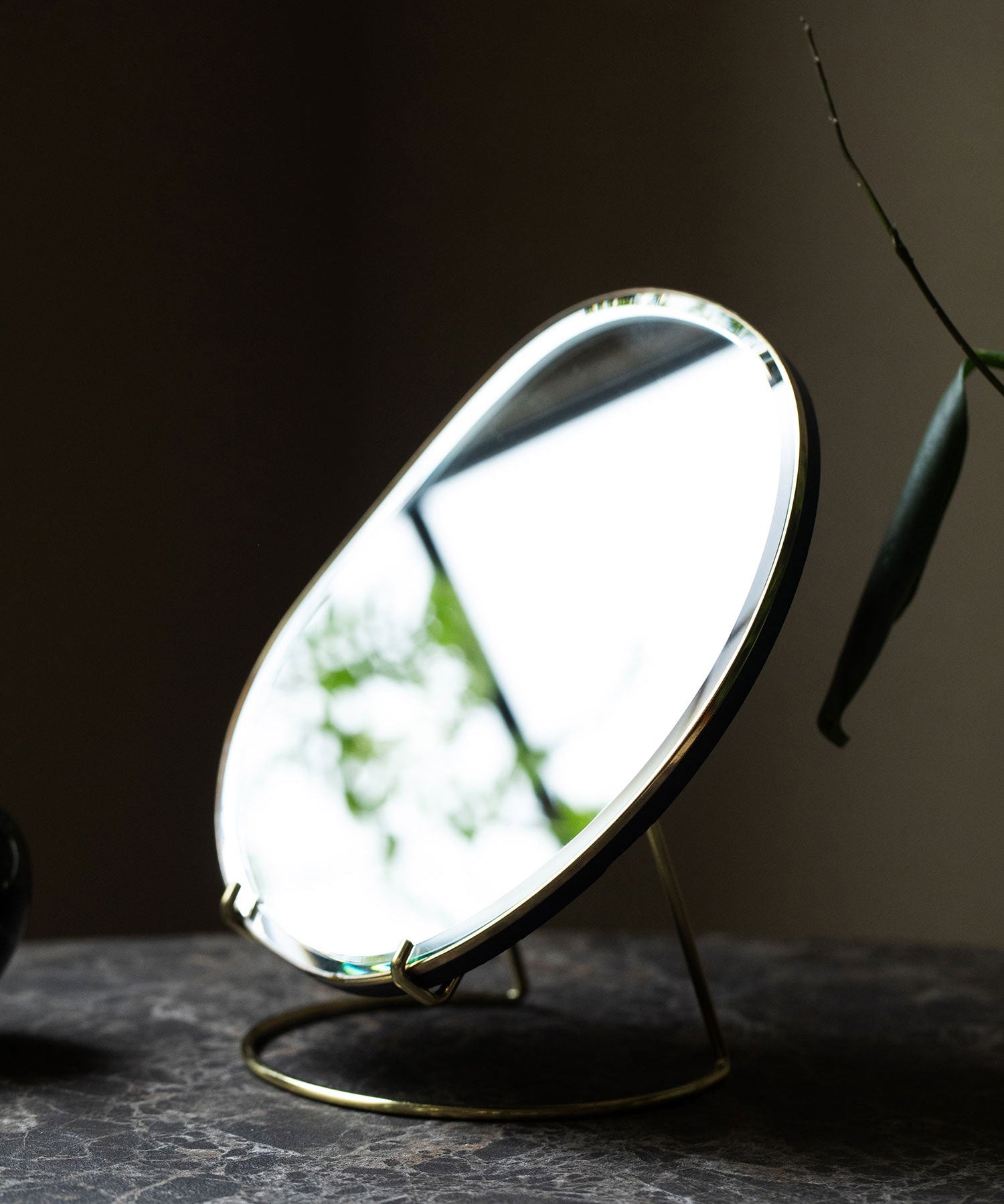 ferm LIVING（ファームリビング）】Pond Table Mirror Brass｜水の動き