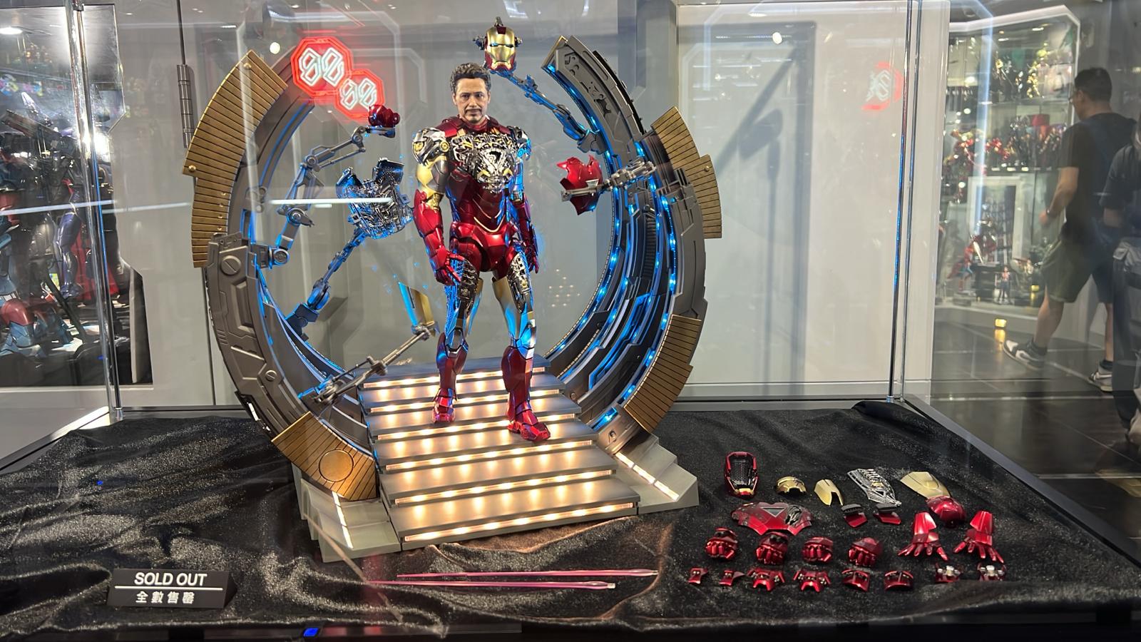 🔥Hot Toys MMS688D53 IRON MAN MARK VI (2.0) WITH SUIT-UP GANTRY