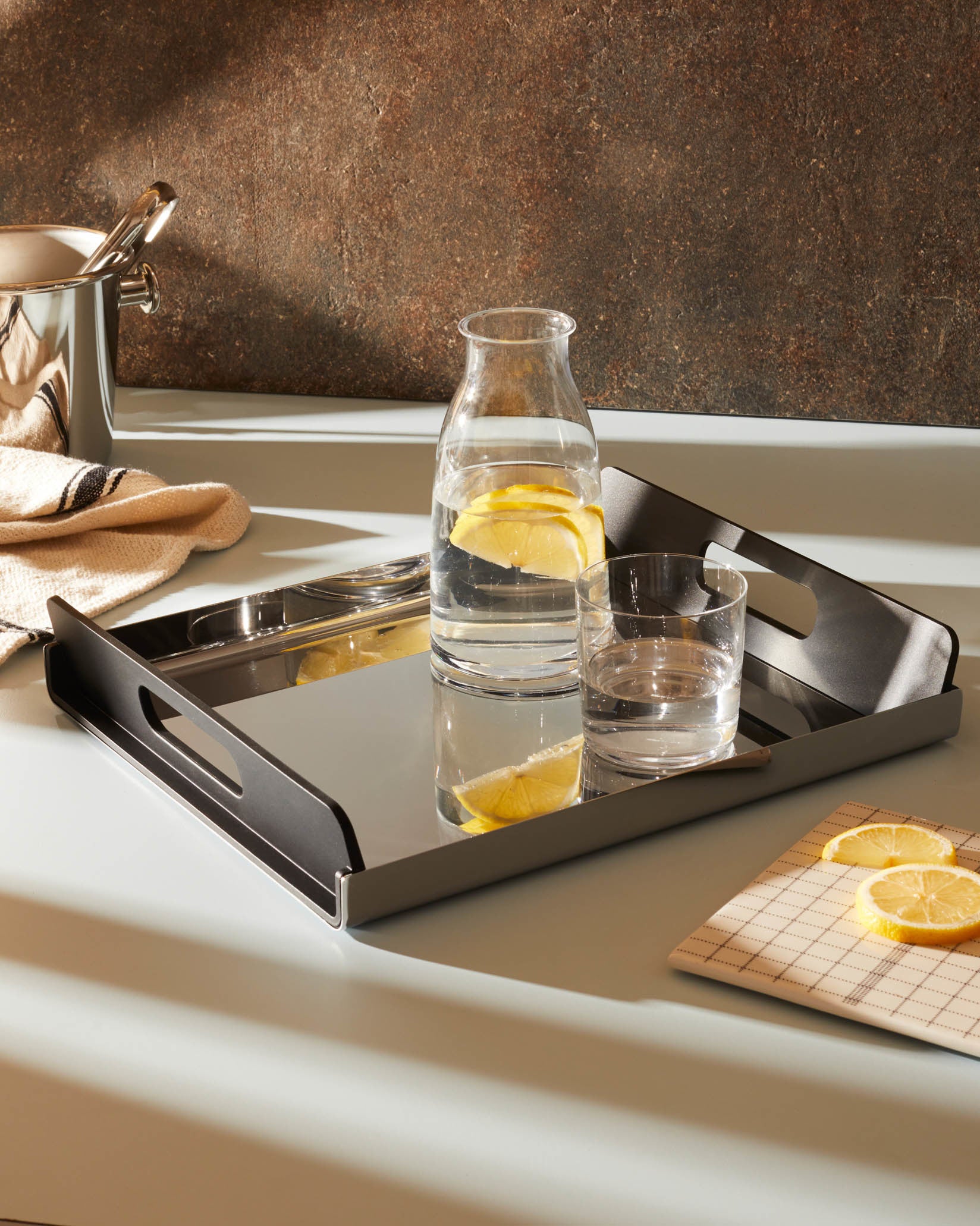 Vassily: Rectangular tray with handles | Alessi
