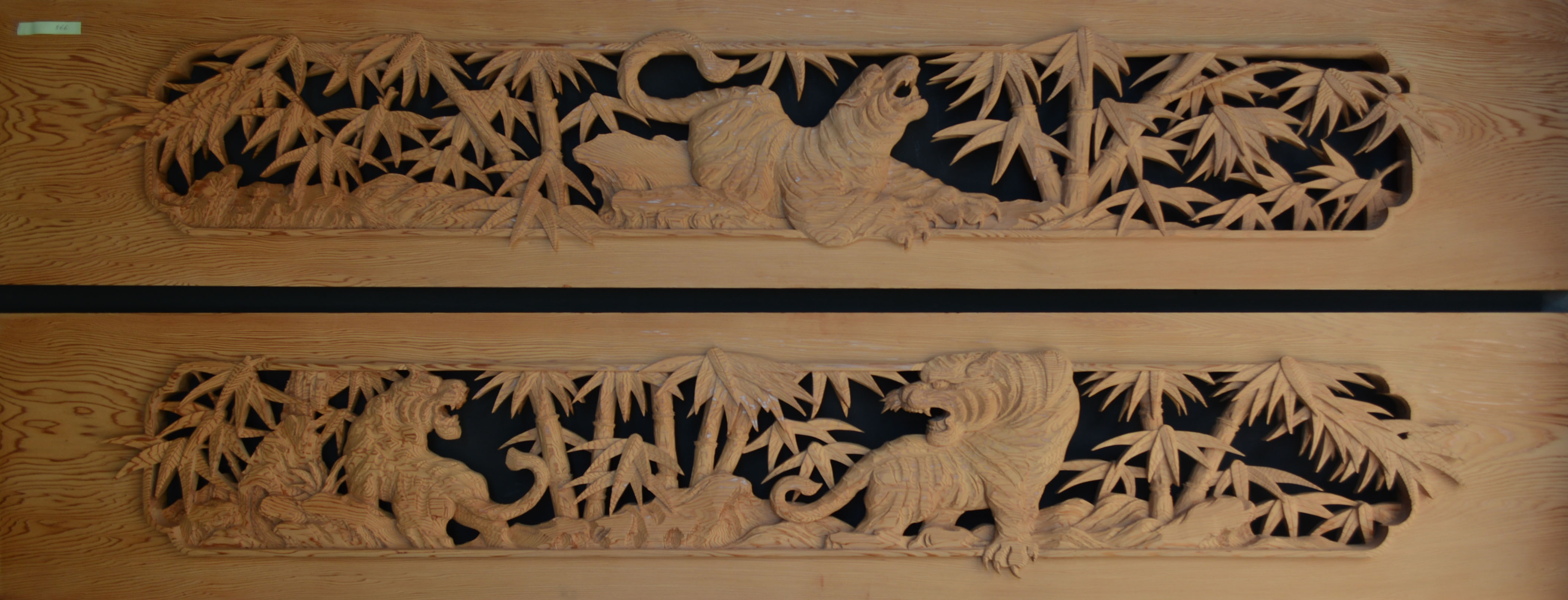 彫刻欄間の高原銘木店 ＞ 500-599 ＞ 0566 竹に虎 6尺×1.1尺×1.5寸 特