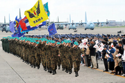 asahi.com（朝日新聞社）：イラク空自14次隊が帰還 判決に「任務実行