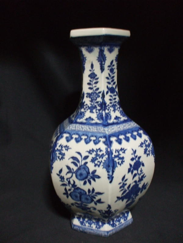 青花草花文六角瓶 中国陶磁器