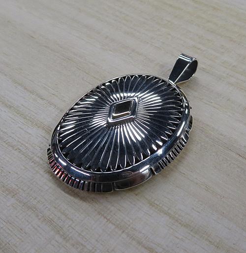 ナバホ族 Howard Nelson 14K サンバースト オーバル ボックス