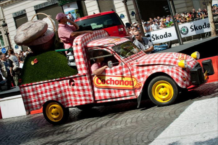 なぜツール・ド・フランスは人々に愛されるのか？キャラバンカーに経済