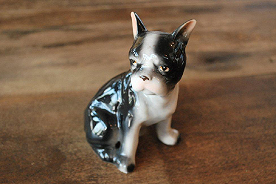 アンティーク お座りしたフレンチブルドッグ