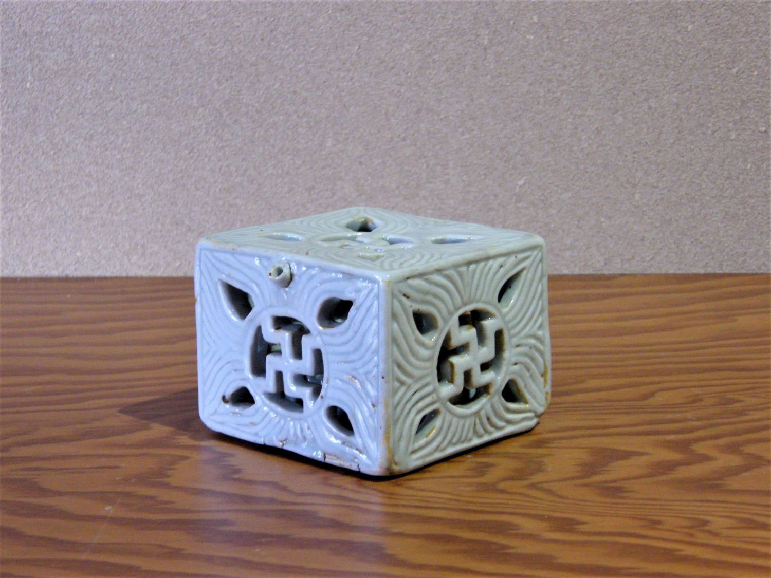 冨江洗心堂 - 李朝白磁透卍形水滴 | 古美術品専門サイト fufufufu.com