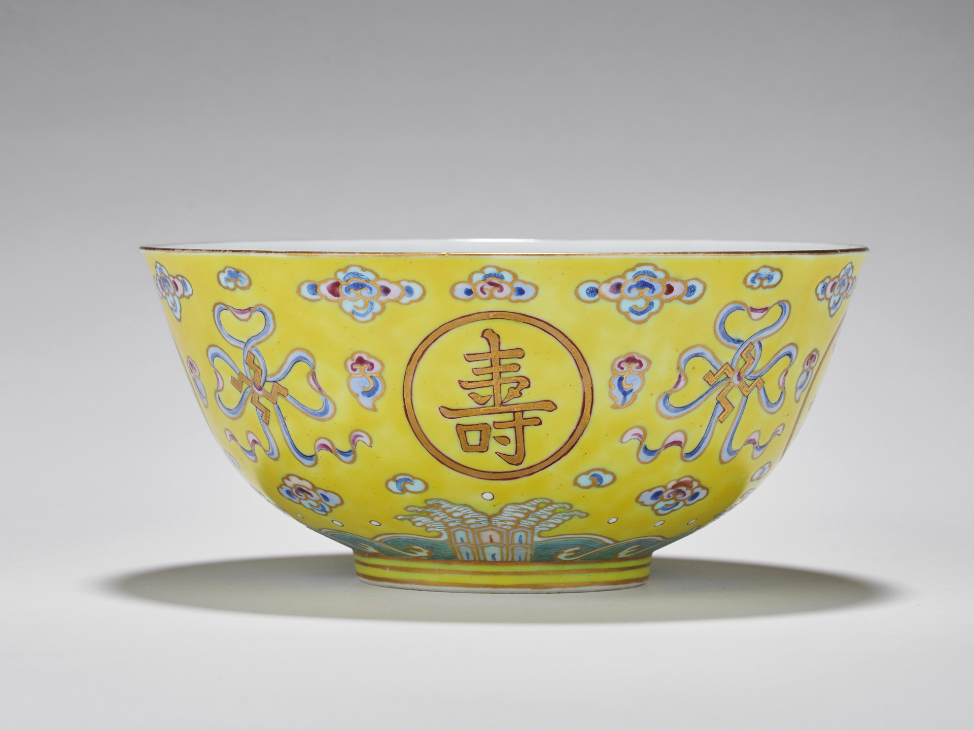 清光绪黄地粉彩万寿无疆纹碗