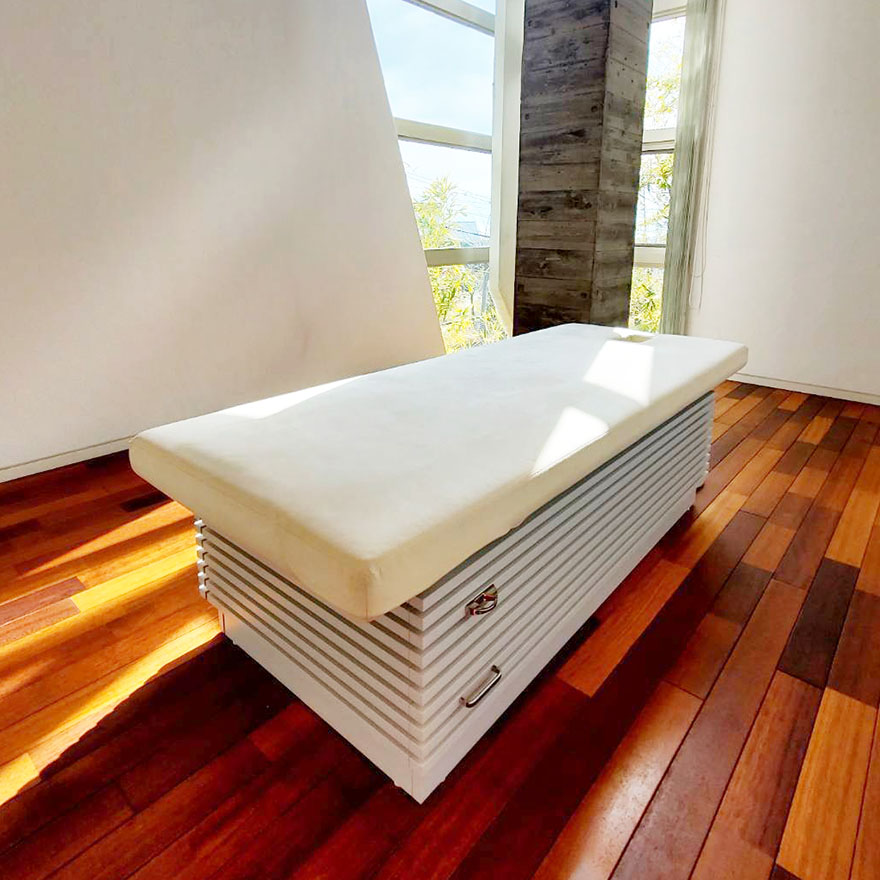 ソフト岩盤仕様トリートメントベッド 昇降モーター付き - 株式会社