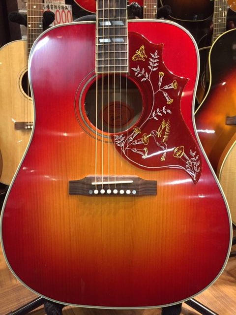 ギブソンの人気機種、ハミングバードのチェリーサンバーストが入荷