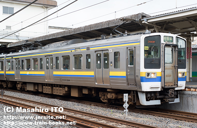 ダブルパンタグラフ付き・房総色の クモハ211-3046 | トレインブックス