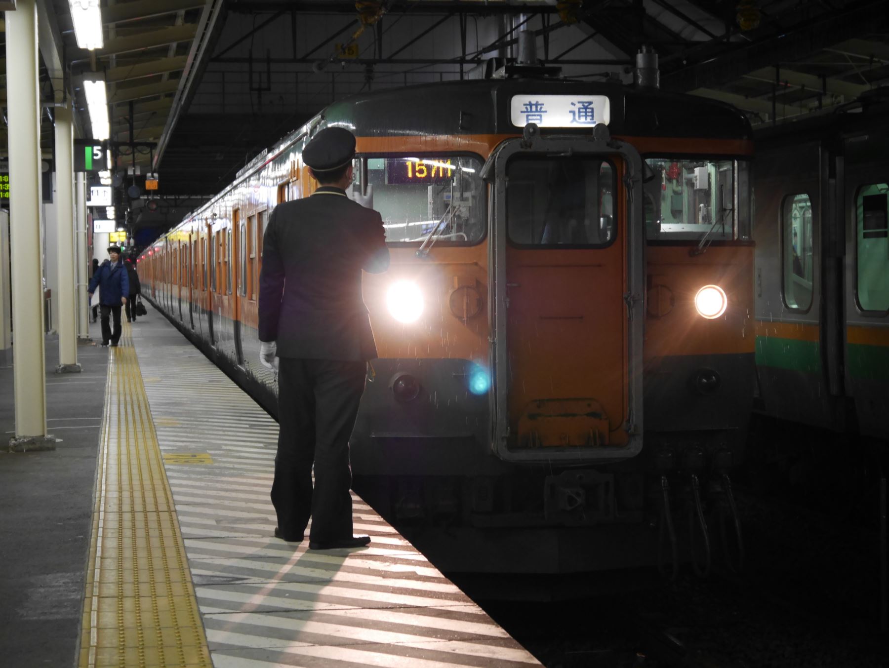高崎駅21:01発の115系6両編成信越線横川行157Mの、160M到着からの一部