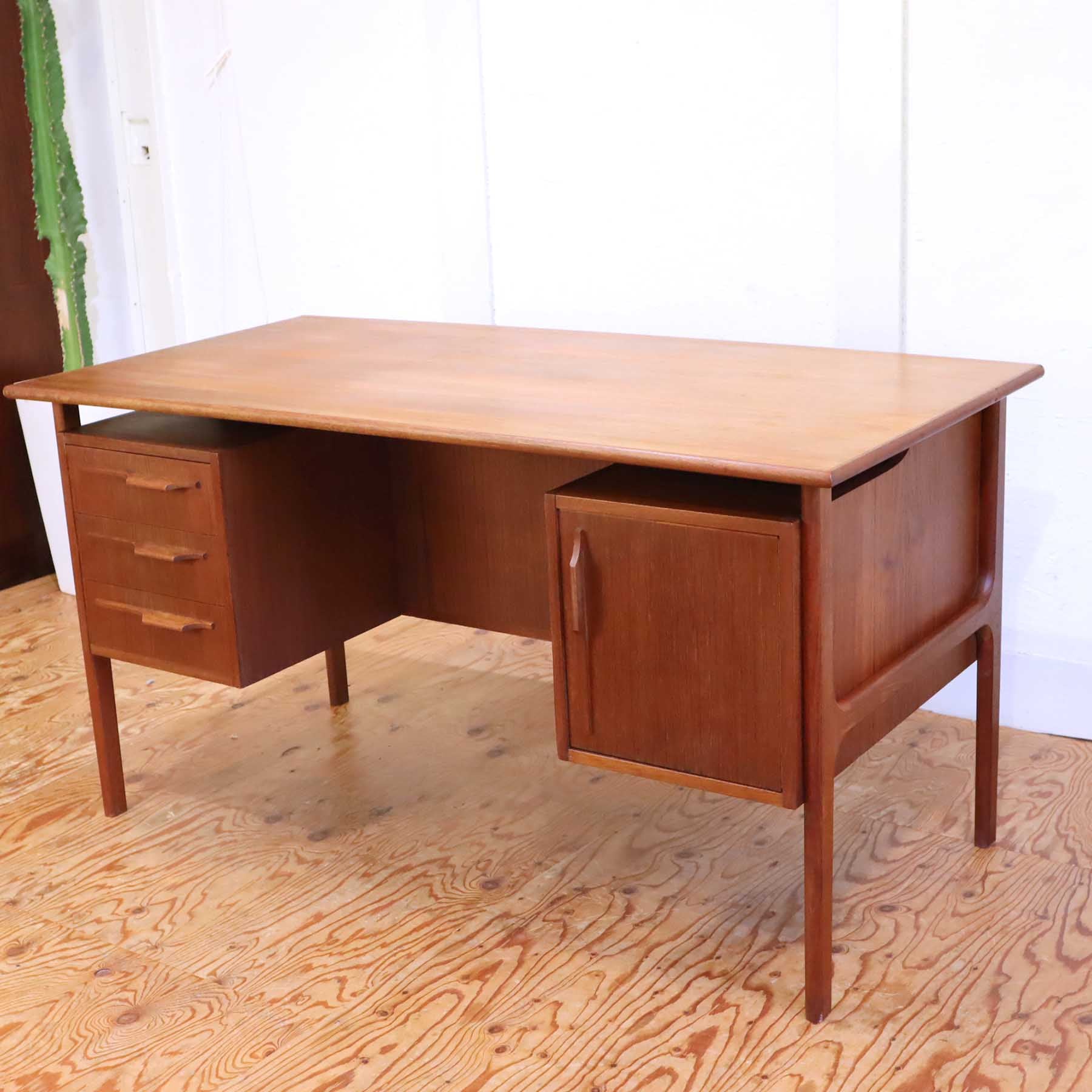 デンマーク製両袖デスク チーク材 ヴィンテージ 書斎机 収納棚付き