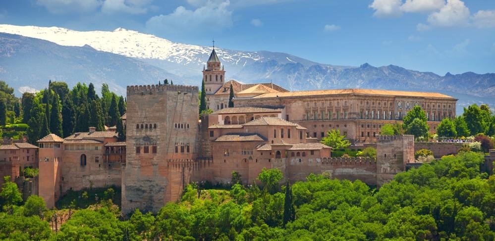 グラナダ｜イスラム文化の結晶「アルハンブラ宮殿」と、青と緑が特徴の