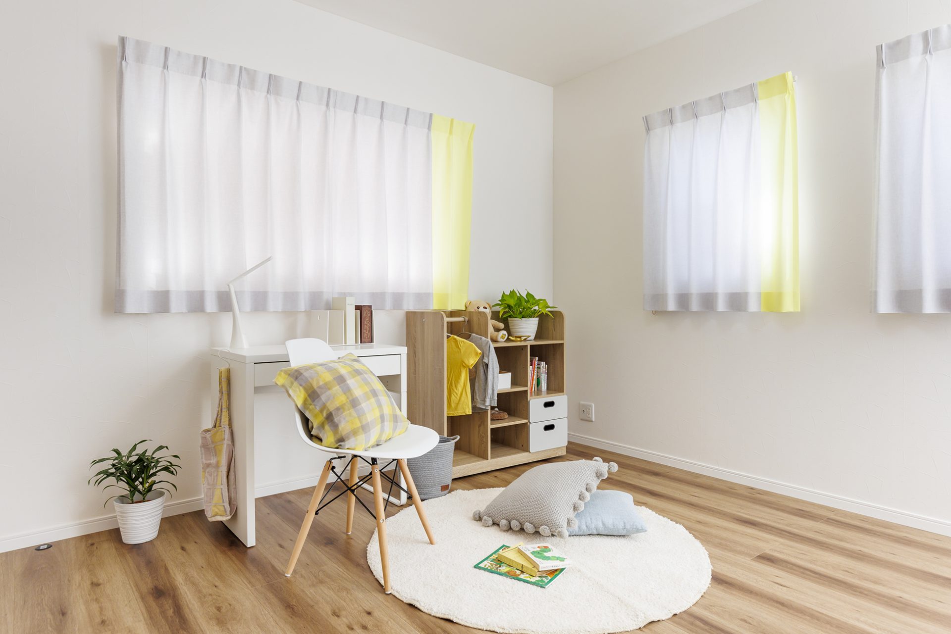 NEW】トレンドを取り入れたくすみ系イエロー｜遊び心あふれる子ども