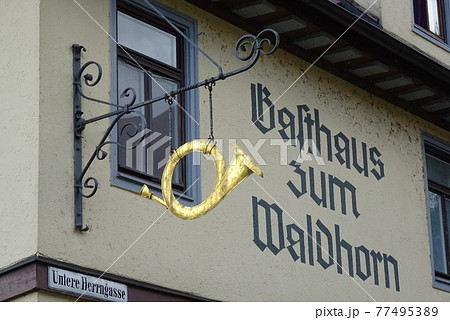 古いヨーロッパの街並みにある店舗看板（ドイツ・シュヴェービッシュ