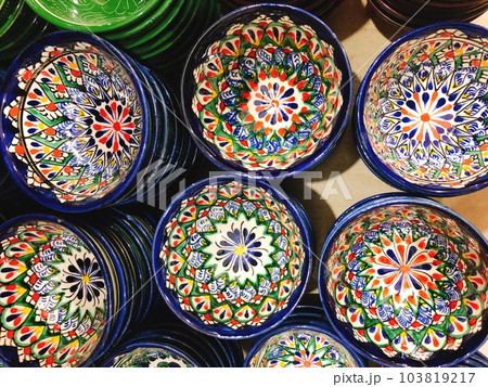ウズベキスタン】カラフルな色付けがされた陶器の皿（ブハラ）の写真