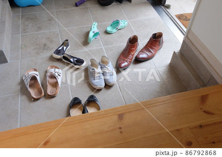 靴 スニーカー 脱ぎ捨ての写真素材 - PIXTA