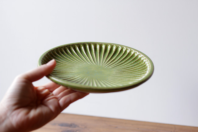 稲右衛門窯】彩色6寸皿/しのぎ/緑/（径 18.5cm） | 【丹波のイロドリ