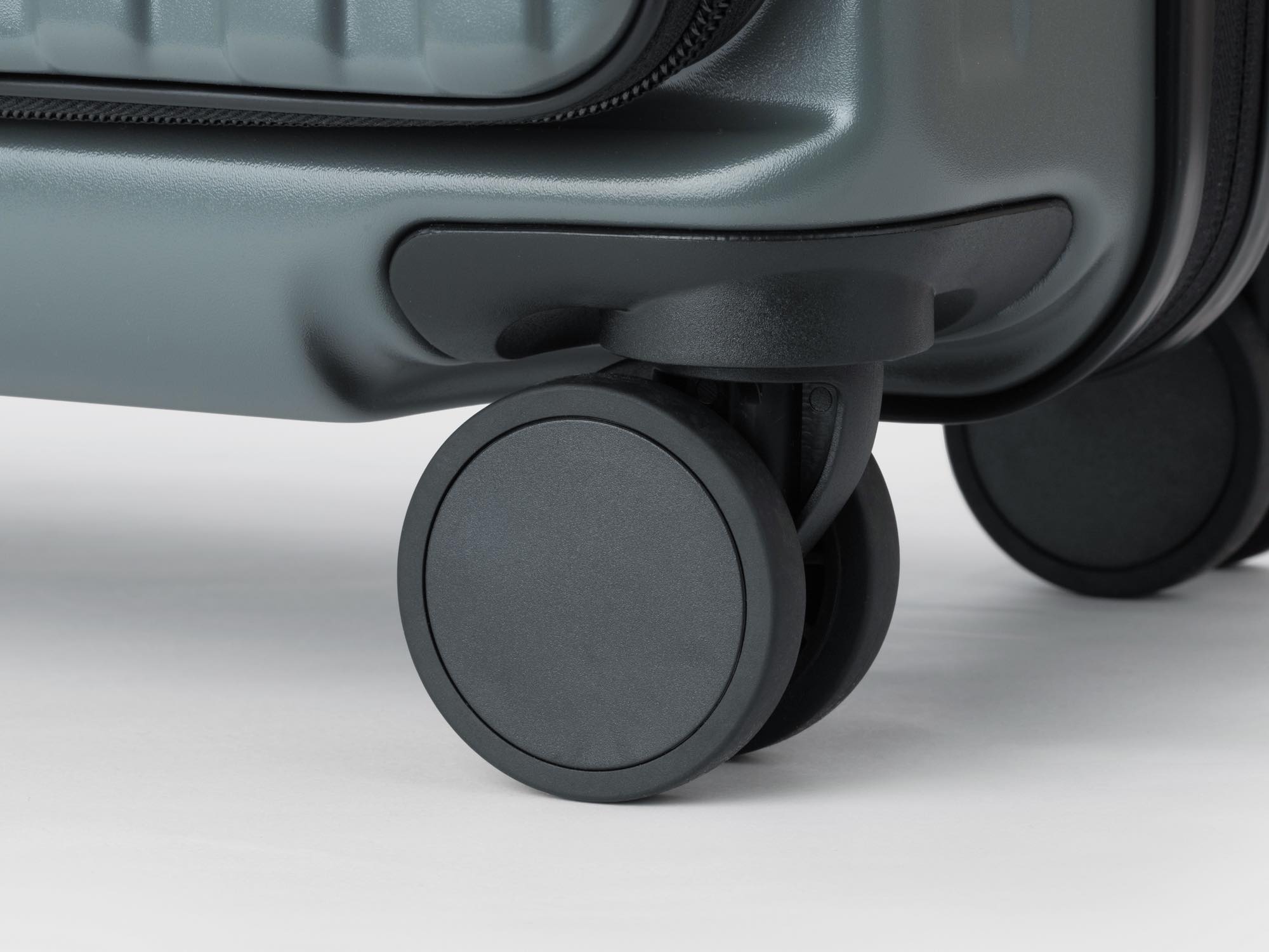 USBポート＆ドリンクホルダー搭載の多機能フロントオープンスーツ