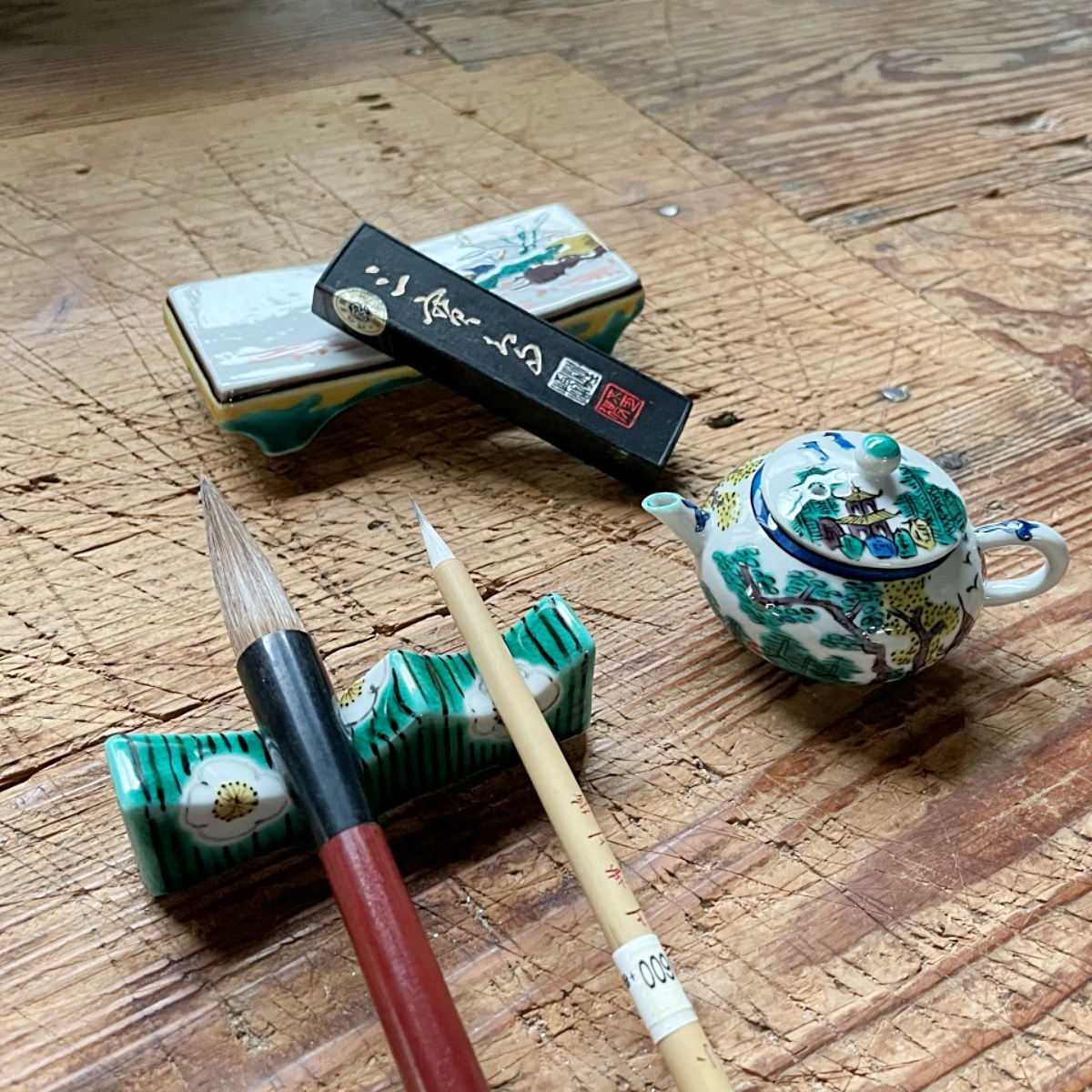 書道用品 「古九谷手釣人文様墨床 手描き」 九谷美陶園 寺前瑛生