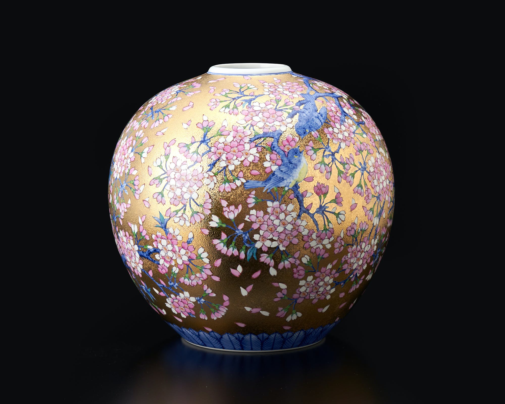 花器「丸花瓶 金彩桜花鳥図」 金龍窯 江口天童 有田焼 陶磁器 – Takumi