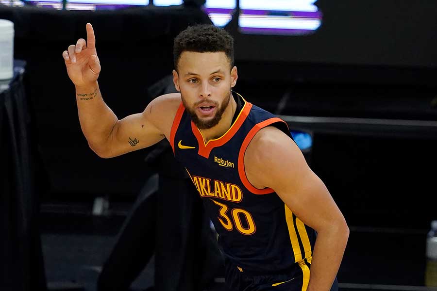 名手カリー、6度も跨いだ