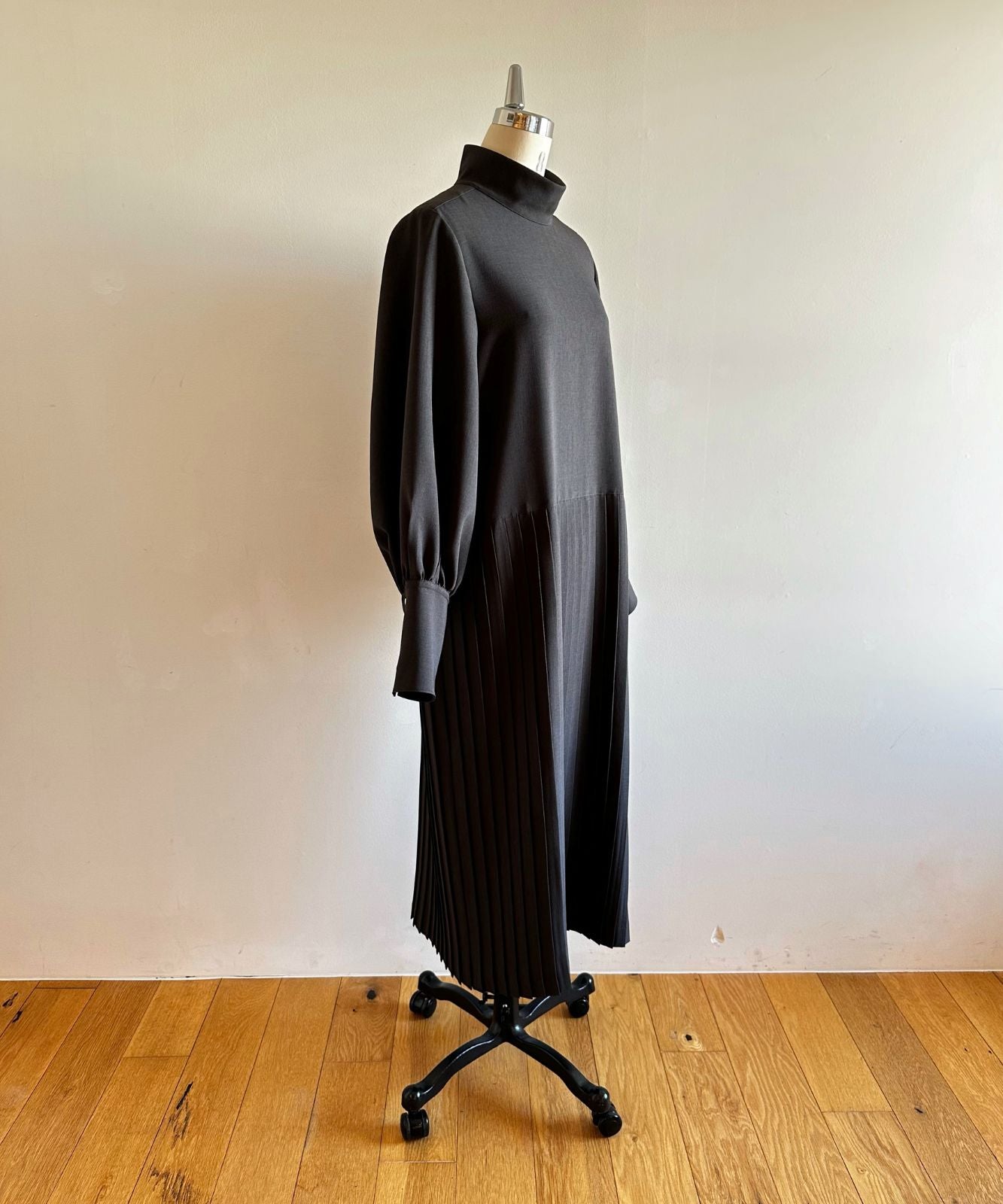 ≪通常販売≫ highneck toro pleats onepiece（ハイネックトロプリーツ