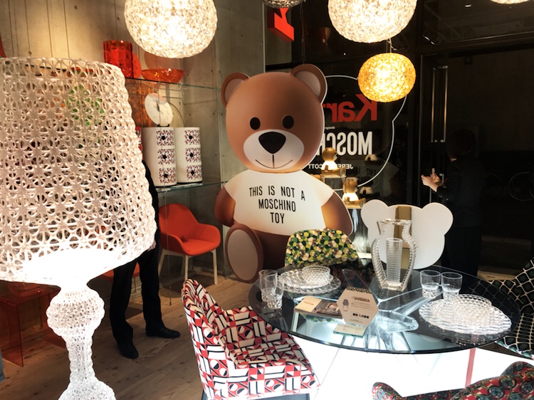 ファッションブランド「モスキーノ」のテディベアとコラボレーション