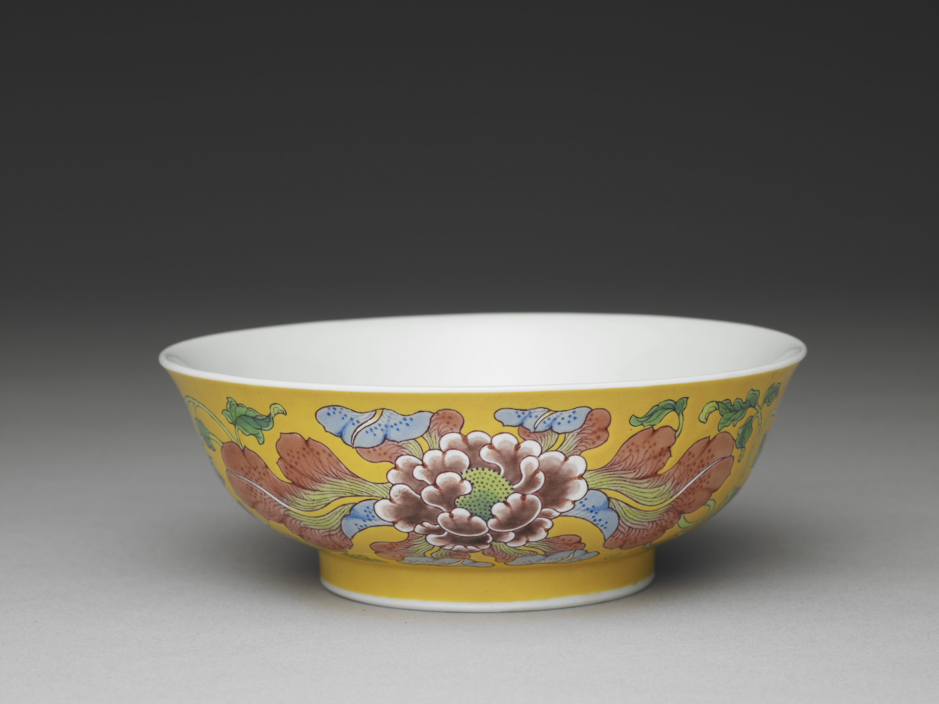 国立故宮博物院 3D文物鑑賞-3D文物-清 康熙 琺瑯彩黄地牡丹浅碗