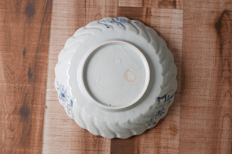 染付捻文六寸輪花皿 – TOKITOIRO onlineshop