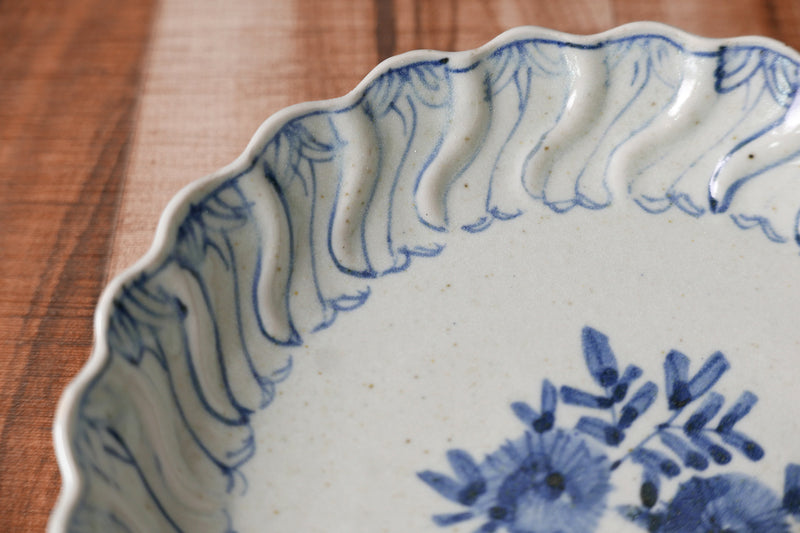 染付捻文六寸輪花皿 – TOKITOIRO onlineshop