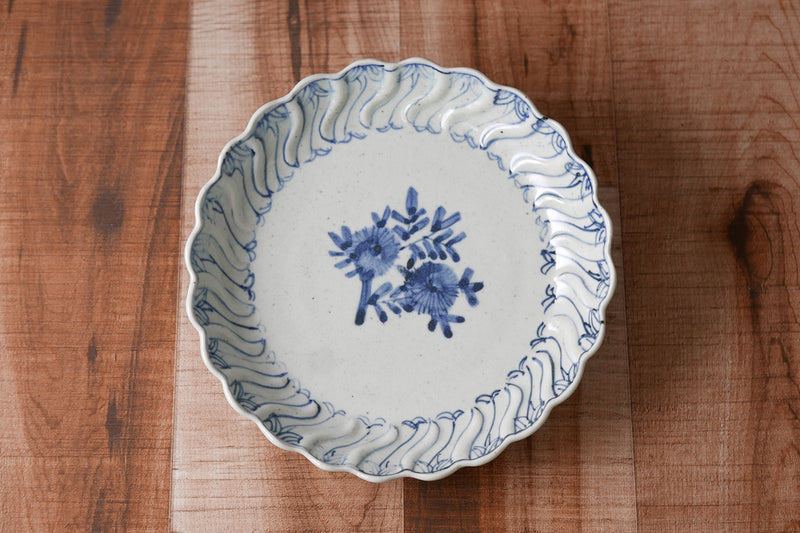 染付捻文六寸輪花皿 – TOKITOIRO onlineshop