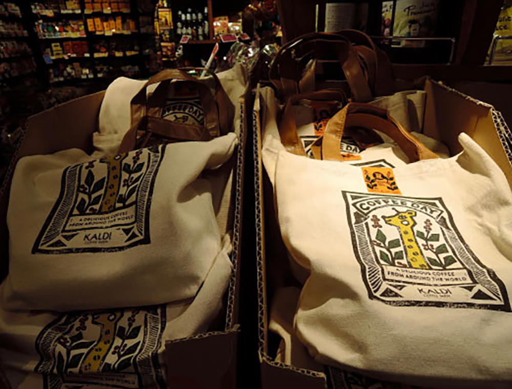 西脇光重（版画家 ）がパッケージを世話焼き紙器で制作する場合