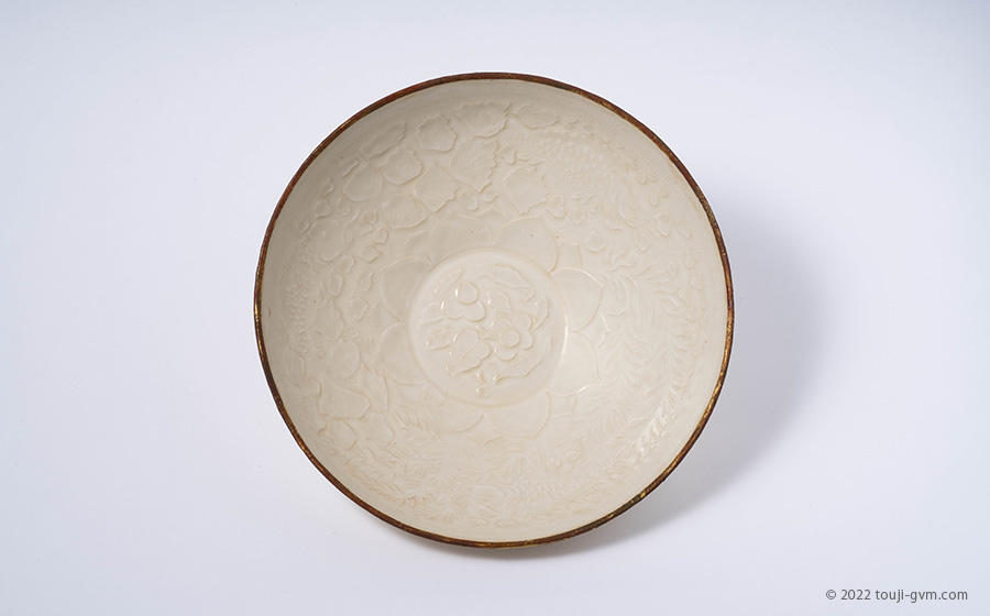 定窯 白磁印花草魚文盤 – Ding ware Plate | 陶磁オンライン美術館ー