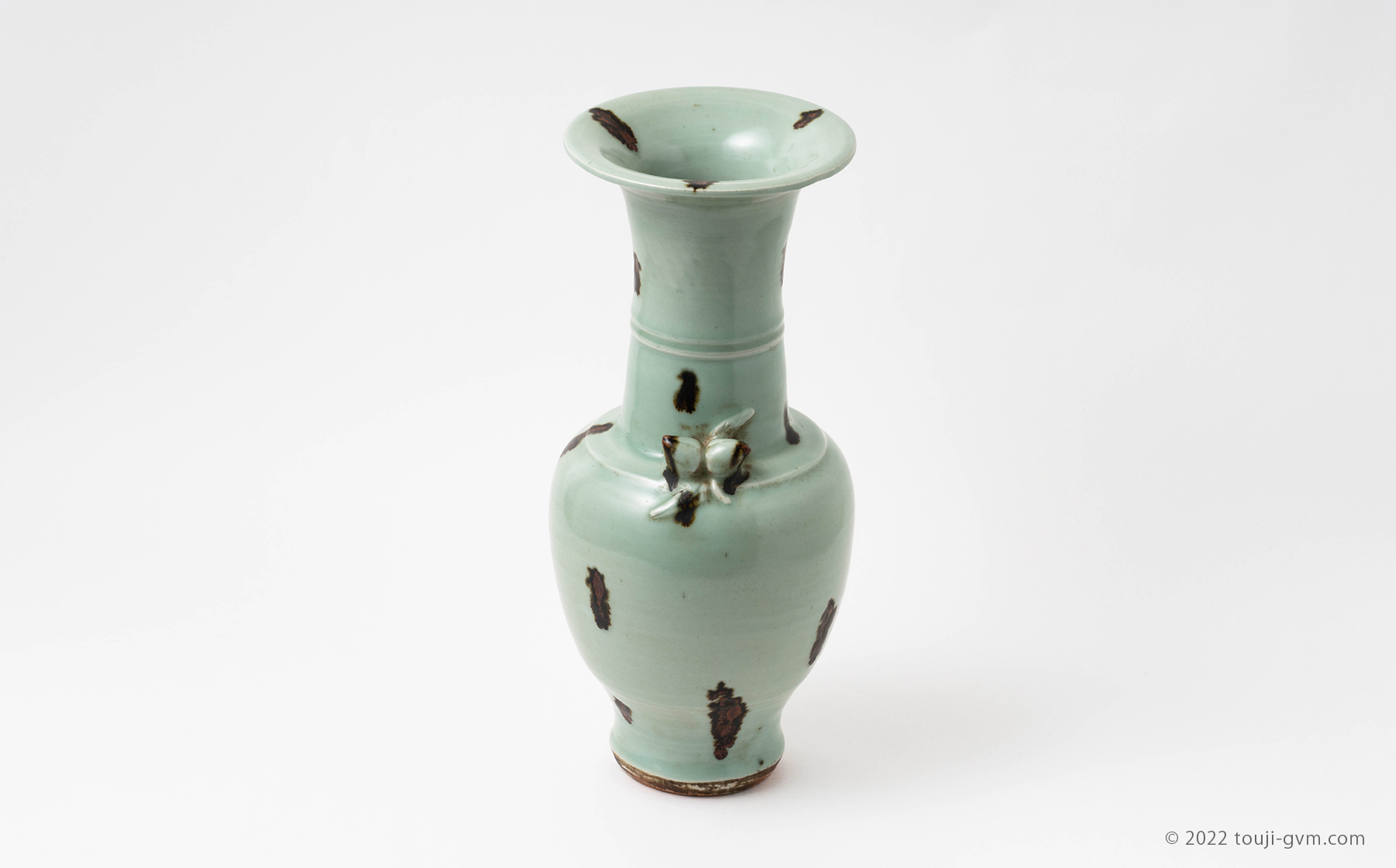 龍泉窯 飛青磁貼花桃文花生 – Longquan Celadon | 陶磁オンライン