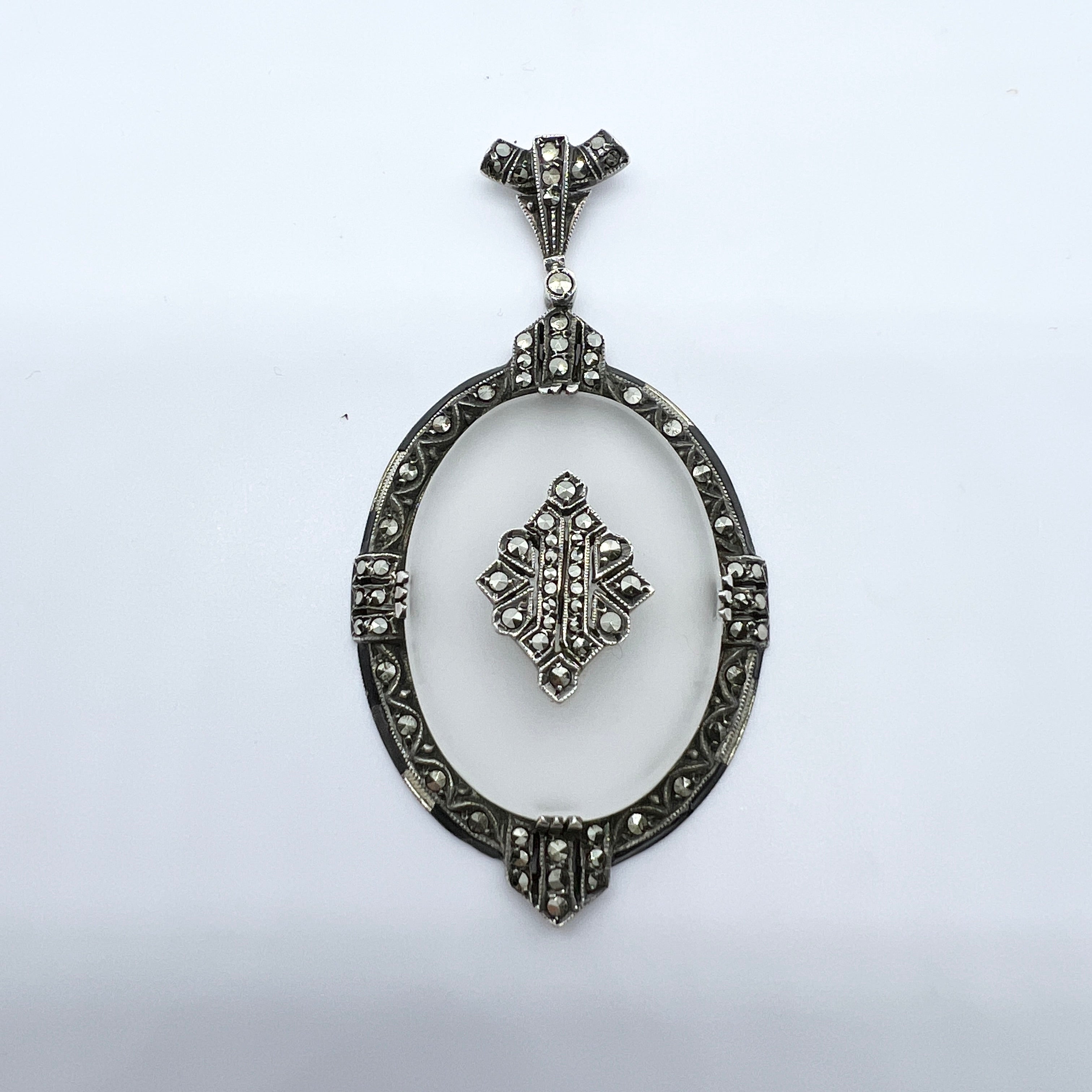 1930 年頃のヴィンテージ。アールデコ調の純銀製白鉄鉱樟脳ガラス