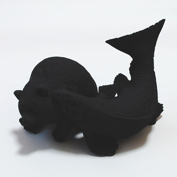 楽天市場】送料無料 竹炭を利用して作られた エコ炭の置物 鮭にくわえ