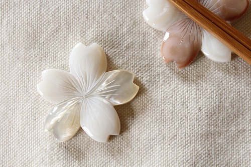 楽天市場】てふ 天然貝 シェル 白蝶貝・白貝 箸置/重ね桜 : 和食器と和