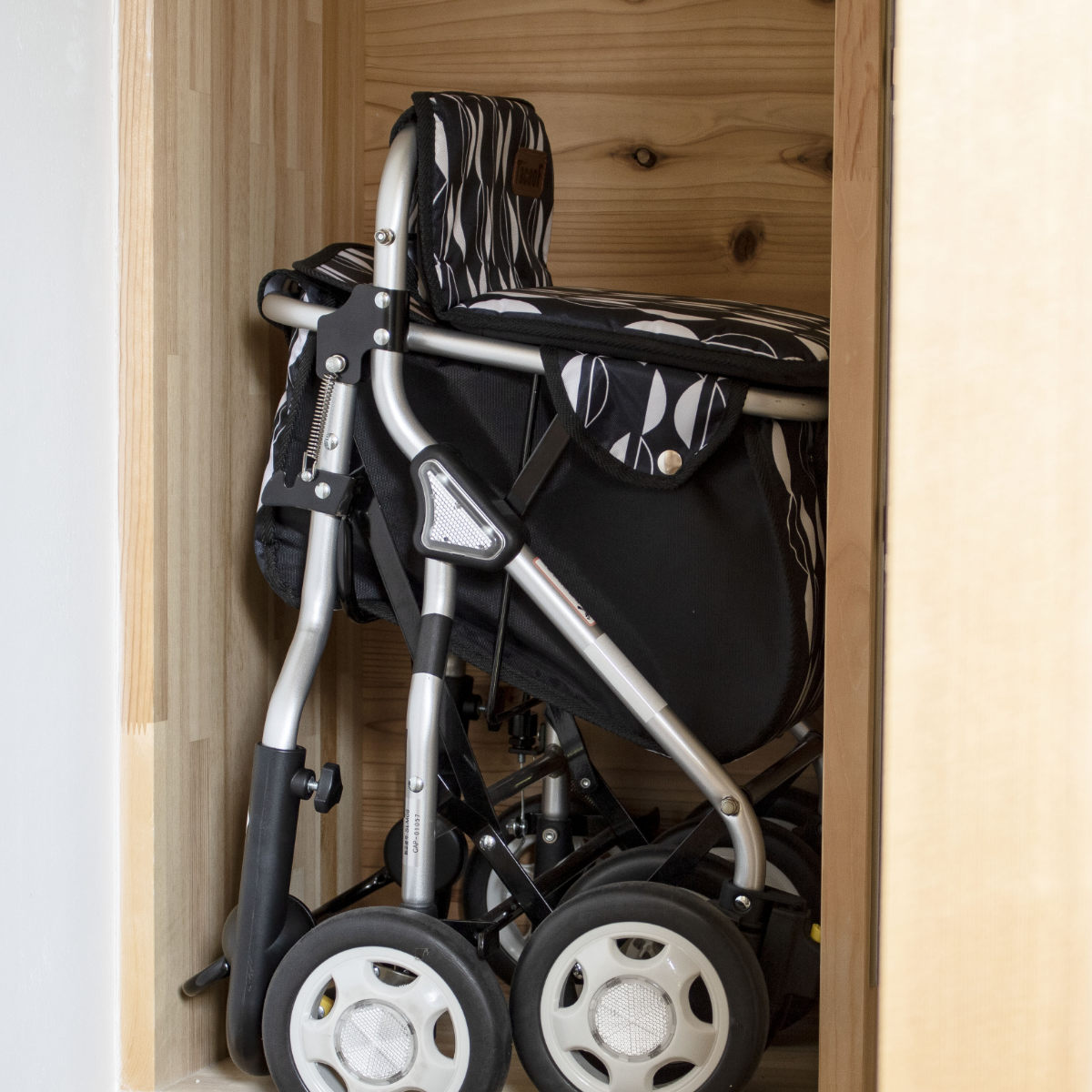 楽天市場】シルバーカー ミドルタイプ ルーティ2 コンパクト 座れる 幸