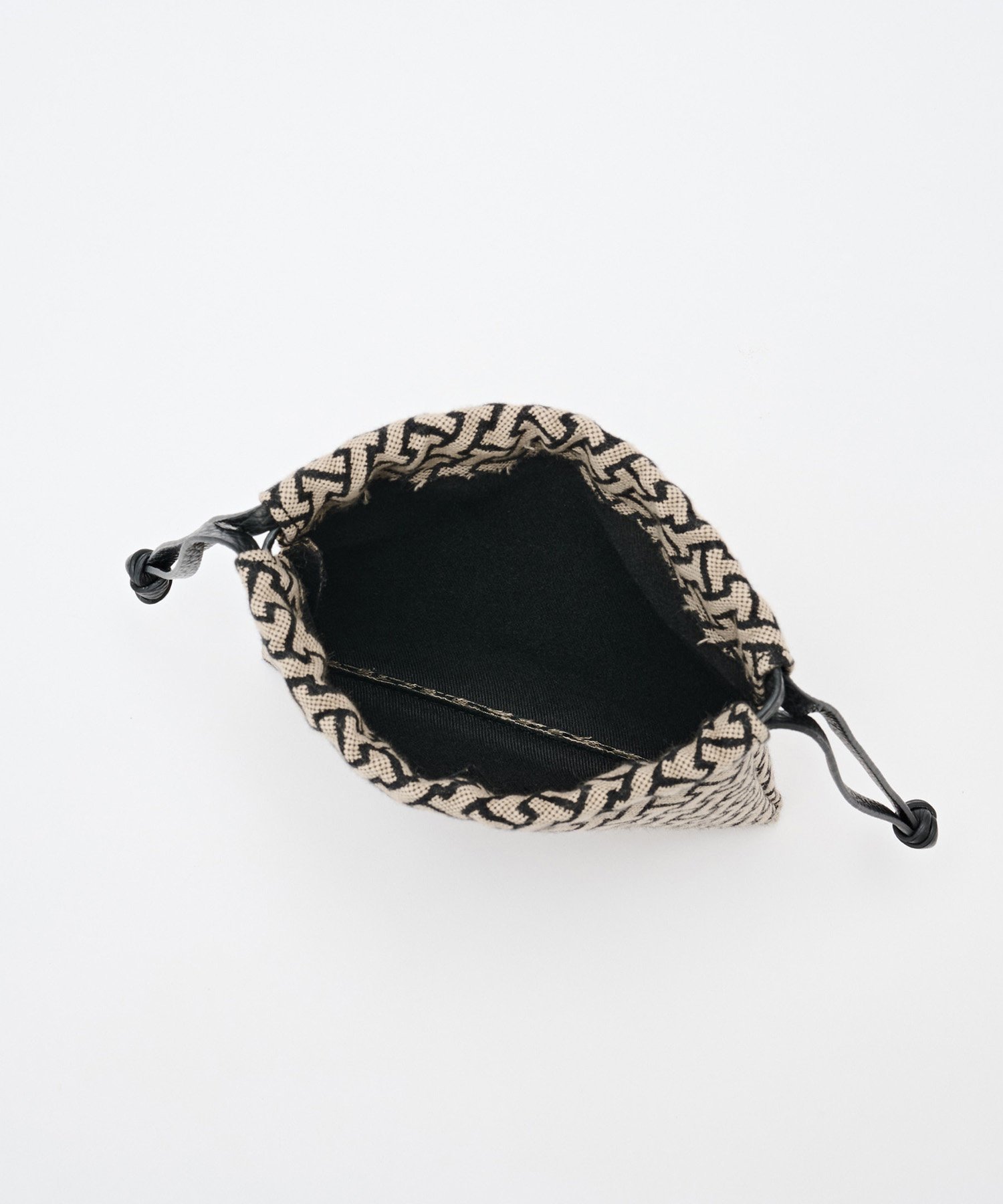 IACUCCI 巾着袋 ベージュと黒の幾何学模様 IACUCCI 巾着袋 ベージュと