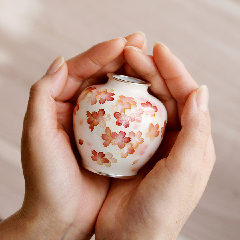 楽天市場】【花瓶】2寸玉形 舞桜文 艶仕上げ | 有線七宝 | 加藤七宝